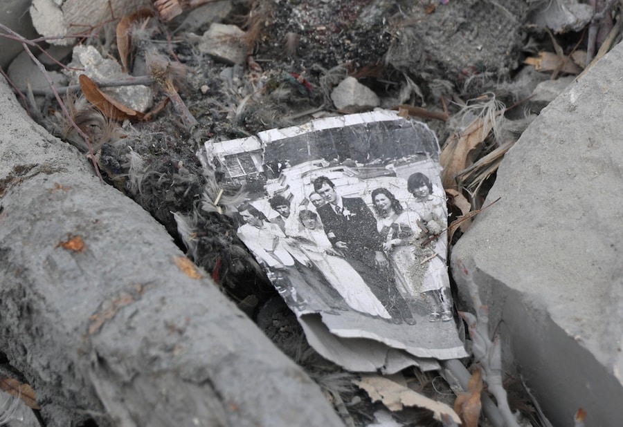 Una foto di famiglia strappata giace sul luogo di un attacco a un edificio residenziale a Kharkiv, nell'Ucraina nord-orientale durante l'invasione russa. Secondo il capo dell'amministrazione militare di Kharkiv, Oleg Synegubov, almeno sette persone sono morte e più di una dozzina sono rimaste ferite a seguito dell'attacco notturno russo alla zona residenziale di Kharkiv. EPA/SERGEY KOZLOV (EPA)
