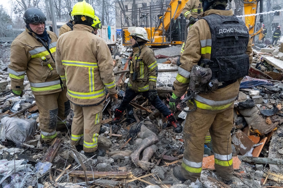 I soccorritori estraggono un corpo dalle macerie di un condominio dopo l'attacco missilistico russo a Kharkiv, in Ucrain. (AP Photo/Andrii Marienko) (APN)