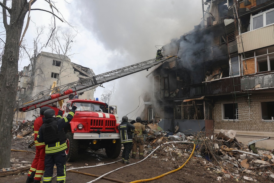 I soccorritori ucraini lavorano sul luogo di un attacco contro un edificio residenziale a Kharkiv, nel nord-est dell'Ucraina, durante l'invasione russa. Secondo il capo dell'amministrazione militare di Kharkiv, Oleg Synegubov, almeno sette persone sono morte e più di una dozzina sono rimaste ferite a seguito dell'attacco russo notturno contro la zona residenziale di Kharkiv. EPA/SERGEY KOZLOV (EPA)
