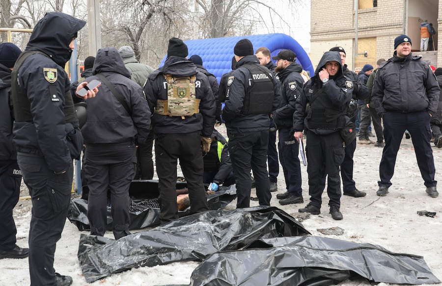 I soccorritori accanto ai corpi recuperati dal luogo di un attacco contro un edificio residenziale a Kharkiv, nell'Ucraina nord-orientale, durante l'invasione russa. Secondo il capo dell'amministrazione militare di Kharkiv, Oleg Synegubov, almeno sette persone sono morte e più di una dozzina sono rimaste ferite a seguito dell'attacco russo notturno contro la zona residenziale di Kharkiv. EPA/SERGEY KOZLOV (EPA)