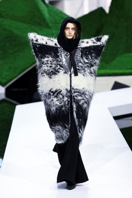 A model presents a creation by designer Nicolas Ghesquiere as part of his Fall/Winter 2026/2027 Women's ready-to-wear collection show for fashion house Louis Vuitton during Paris Fashion Week in Paris, France, March 10, 2026. REUTERS/Stephane Mahe (REUTERS)