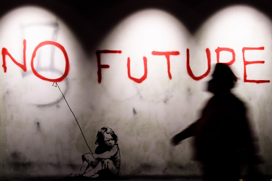 Un visitatore passa davanti a una riproduzione dell'opera «No Future» (2010), attribuita all'artista di street art britannico Banksy, che opera in forma anonima, alla mostra «The Mystery of Banksy – A Genius Mind» presso la sede espositiva Station-Berlin a Berlino, Germania, il 16 aprile 2021. La mostra non autorizzata sarà aperta fino al 1° agosto 2021 e presenta oltre 100 riproduzioni di opere di Banksy. EPA/CLEMENS BILAN (EPA)