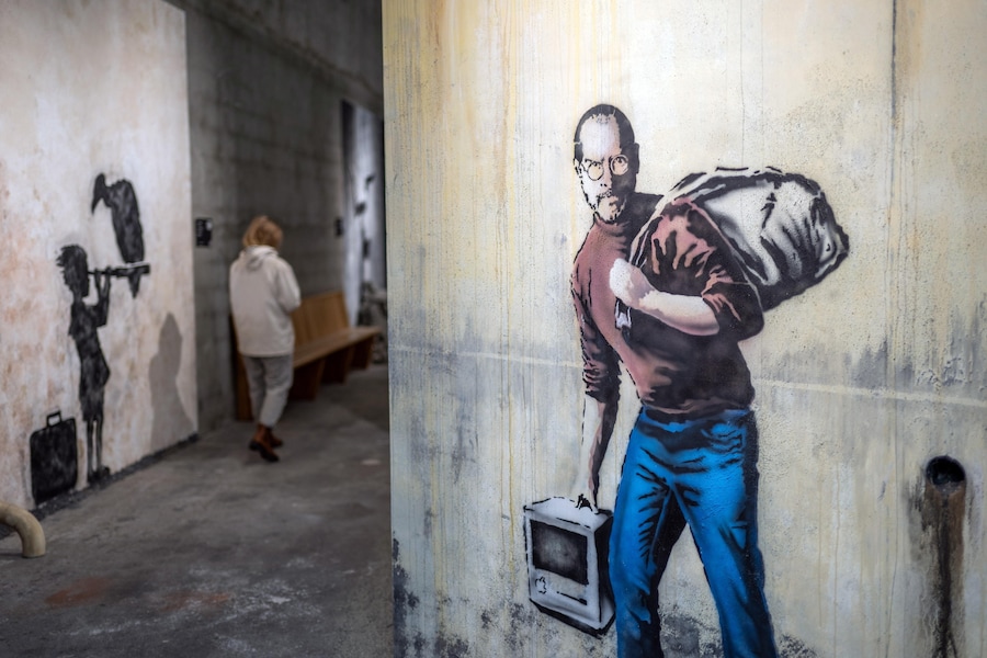 Una veduta d'insieme delle opere dell'artista britannico Banksy durante l'anteprima per la stampa della mostra «The World of Banksy, the Immersive Experience» a Saxon, in Svizzera, l'8 ottobre 2024. EPA/OLIVIER MAIRE (EPA)