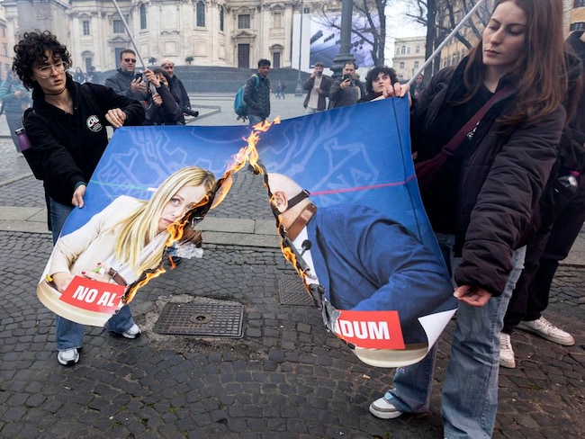 A Roma corteo per il no al referendum, bruciate le immagini con premier Meloni e ministro Nordio