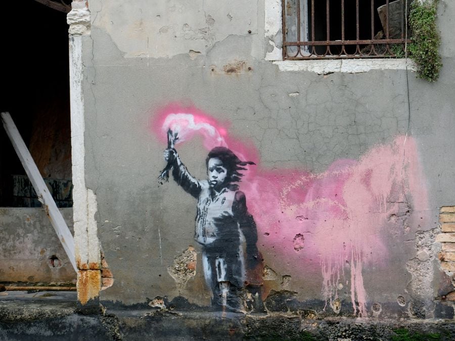 Installazione di Banksy in un contesto urbano