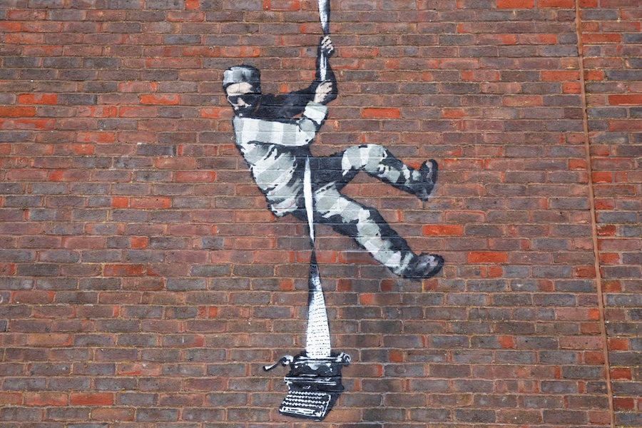 Una veduta della recente opera di Banksy realizzata su una parete laterale di un carcere in disuso a Reading, in Gran Bretagna, il 5 marzo 2021. L'artista di strada britannico anonimo Banksy ha rivendicato la paternità dell'opera raffigurante un detenuto in fuga da un ex carcere che un tempo ospitò il drammaturgo britannico Oscar Wilde. EPA/JOSHUA BRATT (EPA)