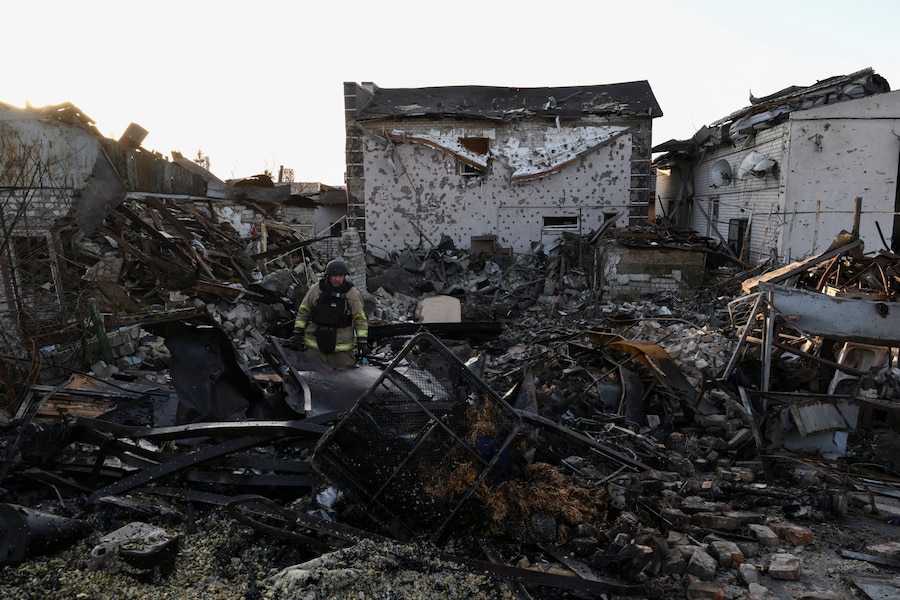 Un pompiere ispeziona le macerie di un edificio distrutto da un attacco aereo russo, nel contesto dell'offensiva russa contro l'Ucraina, a Zaporizhzhia. (REUTERS/Stringer)