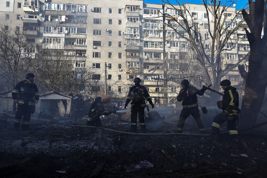 I vigili del fuoco sono al lavoro sul luogo di un quartiere residenziale colpito da un attacco aereo russo, nel contesto dell'offensiva russa contro l'Ucraina, a Zaporizhzhia. (REUTERS/Stringer)