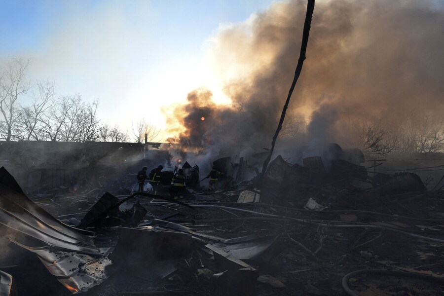 I vigili del fuoco sono al lavoro sul luogo di alcuni garage colpiti da un attacco aereo russo, nel contesto dell'offensiva russa contro l'Ucraina, a Zaporizhzhia. (REUTERS/Stringer)