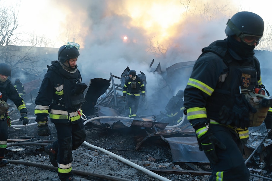 I vigili del fuoco spengono l'incendio divampato in un quartiere residenziale danneggiato da una bomba guidata lanciata da un aereo russo a Zaporizhzhia. (AP/Kateryna Klochko/APN)