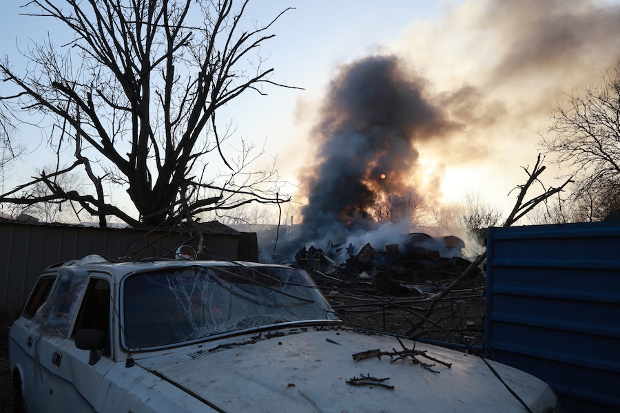 Una casa privata in fiamme in seguito a un attacco aereo russo con bombe guidate a Zaporizhzhia. (AP/Kateryna Klochko/APN)