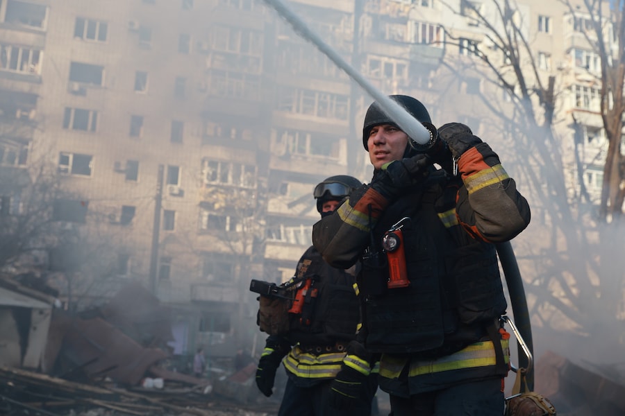 I vigili del fuoco spengono l'incendio divampato in un quartiere residenziale danneggiato da una bomba guidata lanciata da un aereo russo a Zaporizhzhia. (AP/Kateryna Klochko/APN)
