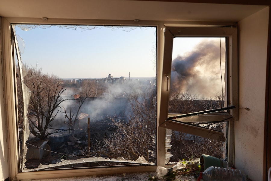 Si vede del fumo attraverso la finestra in frantumi di un quartiere residenziale danneggiato da una bomba guidata lanciata da un aereo russo a Zaporizhzhia. (AP/Kateryna Klochko/APN)