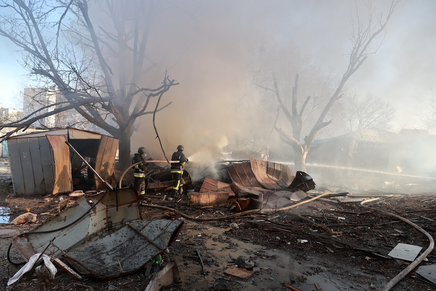 I vigili del fuoco spengono l'incendio divampato in un quartiere residenziale danneggiato da una bomba guidata lanciata da un aereo russo a Zaporizhzhia. (AP/Kateryna Klochko/APN)