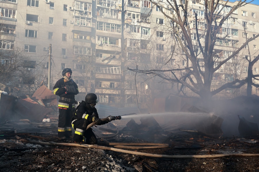 I vigili del fuoco spengono l'incendio divampato in un quartiere residenziale danneggiato da una bomba guidata lanciata da un aereo russo a Zaporizhzhia. (AP/Kateryna Klochko/APN)