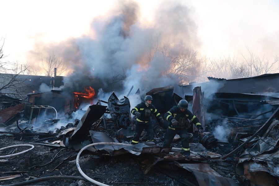 I vigili del fuoco spengono l'incendio divampato in un quartiere residenziale danneggiato da una bomba guidata lanciata da un aereo russo a Zaporizhzhia. (AP/Kateryna Klochko/APN)