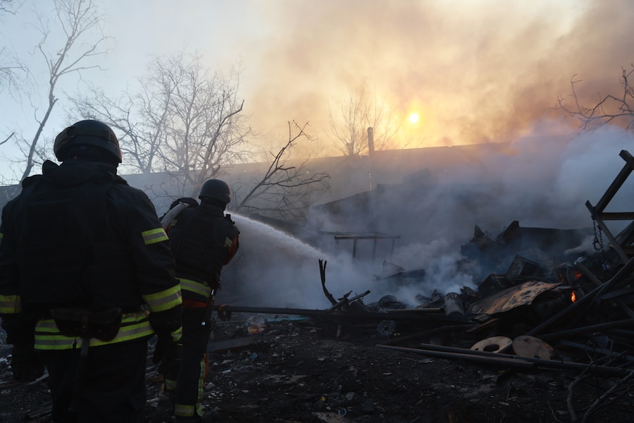 I vigili del fuoco spengono l'incendio divampato in un quartiere residenziale danneggiato da una bomba guidata lanciata da un aereo russo a Zaporizhzhia. (AP/Kateryna Klochko/APN)