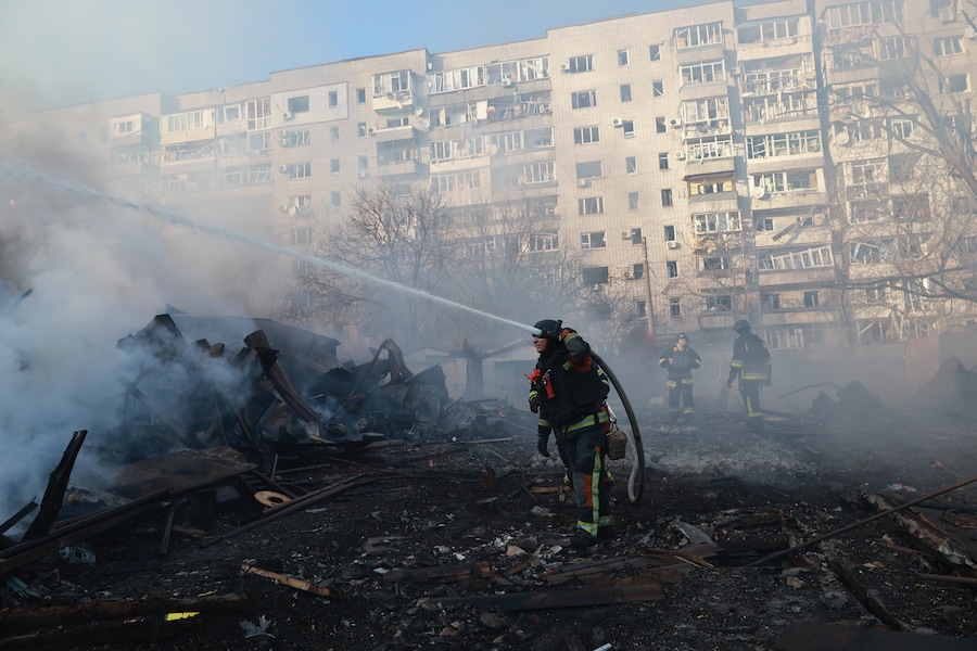 I vigili del fuoco spengono l'incendio divampato in un quartiere residenziale danneggiato da una bomba guidata lanciata da un aereo russo a Zaporizhzhia. (AP/Kateryna Klochko/APN)