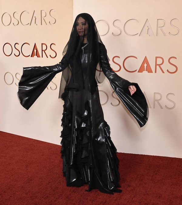 Chloe Zhao in Gabriela Hearst e gioielli Bulgari.