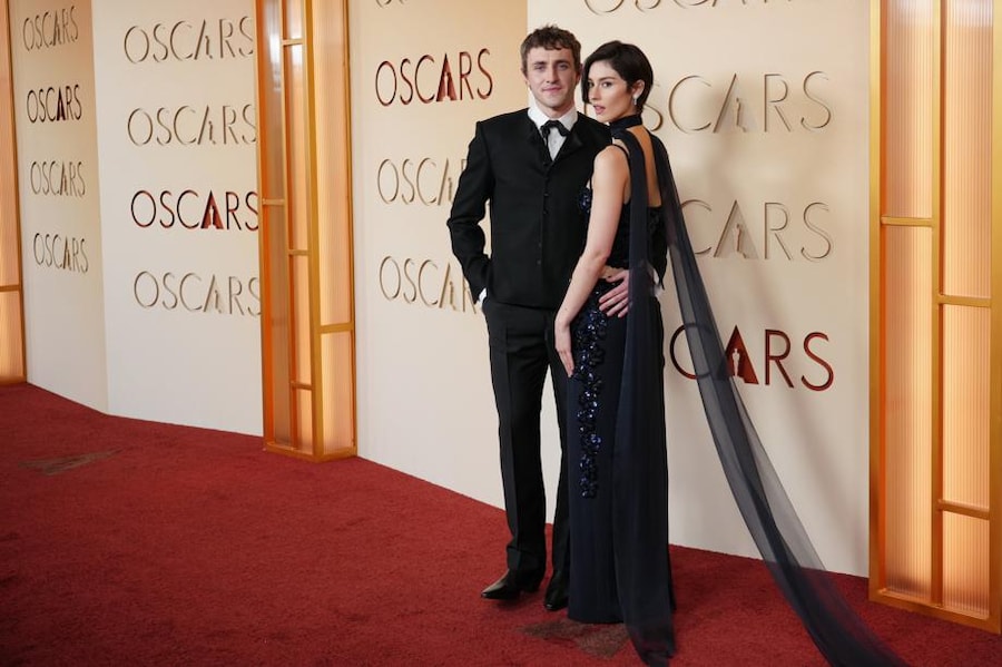Paul Mescal in Celine e gioielli Cartier insieme a Gracie Adams in Chanel.