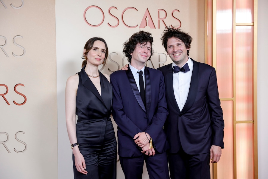 (da sinistra a destra) La produttrice cinematografica francese Sophie Mas, il regista francese Ugo Bienvenu e l’attore francese Felix De Givry. (EPA)