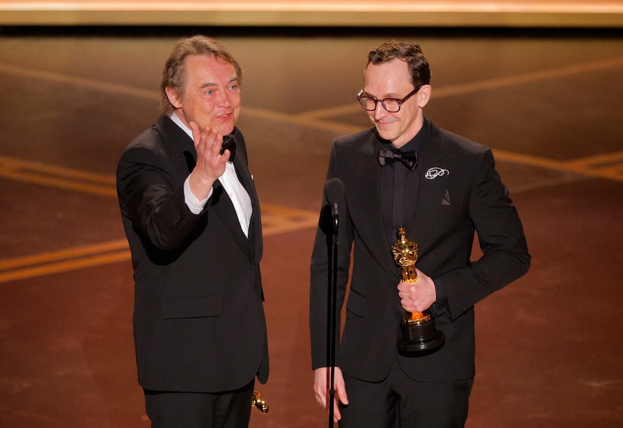 Chris Lavis e Maciek Szczerbowski ritirano l'Oscar al miglior cortometraggio d'animazione per "The Girl Who Cried Pearls". (REUTERS)