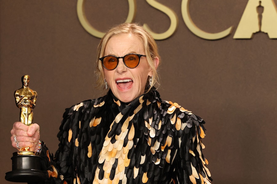 Amy Madigan posa con l'Oscar come Migliore Attrice Non Protagonista per "Weapons". (REUTERS)