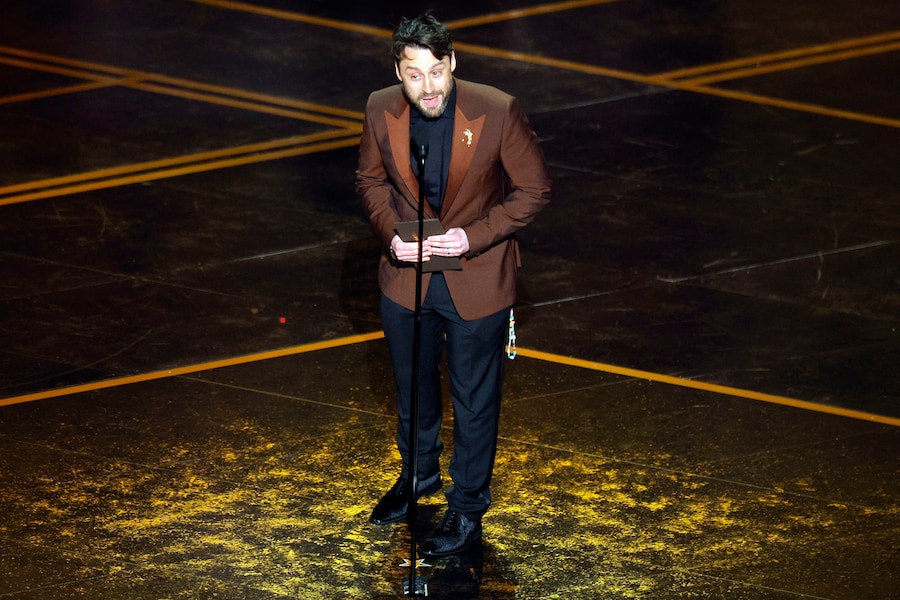 Kieran Culkin ritira il premio a nome di Sean Penn, vincitore dell'Oscar come miglior attore non protagonista per "One Battle after Another". (REUTERS)