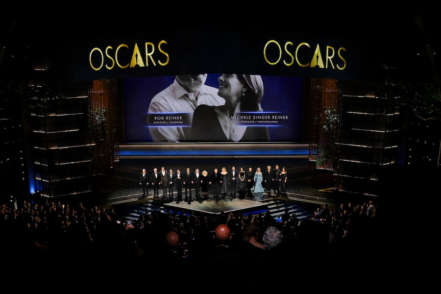 Michael McKean, Christopher Guest, Jerry O'Connell, Wil Wheaton, Fred Savage, Cary Elwes, Mandy Patinkin, Carol Kane, Billy Crystal, Meg Ryan, Kiefer Sutherland, Demi Moore, Kevin Pollak, Kathy Bates, Annette Bening, John Cusack e Daphne Zuniga sul palco durante un tributo al compianto Rob Reiner e a sua moglie Michele Singer Reiner durante la sezione In Memoriam della cerimonia degli Oscar della 98ª edizione degli Academy Awards a Hollywood, Los Angeles, California, Stati Uniti, il 15 marzo 2026. (REUTERS)