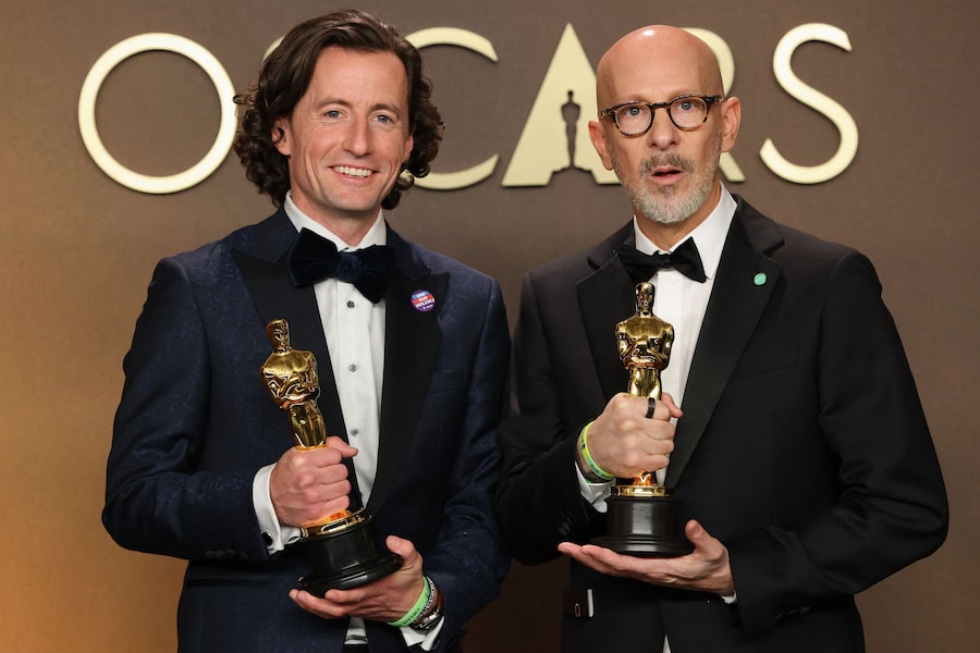 Joshua Seftel e Conall Jones posano con l'Oscar al miglior cortometraggio documentario per "All the Empty Rooms". (REUTERS)