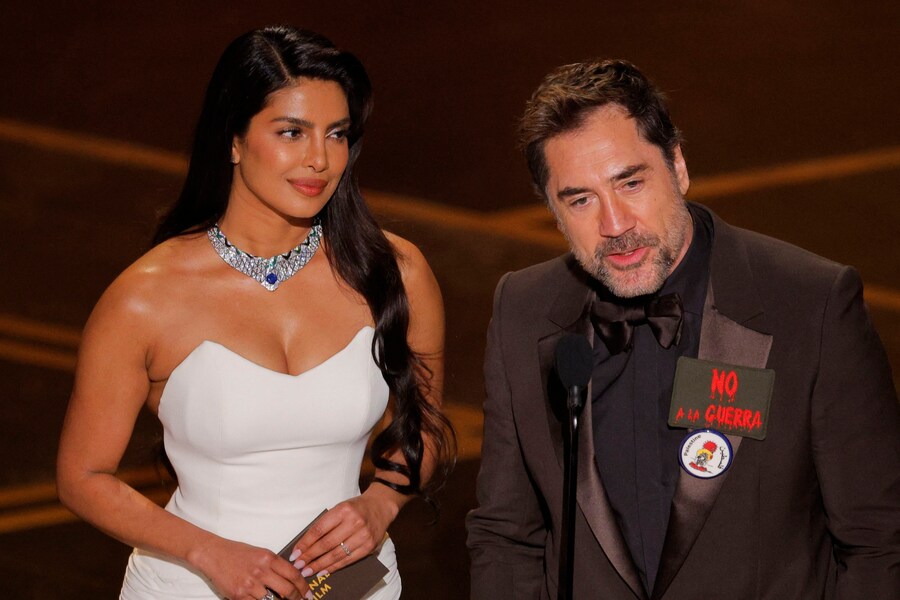 Javier Bardem e Priyanka Chopra Jonas sul palco durante la cerimonia degli Oscar alla 98ª edizione degli Academy Awards a Hollywood. (REUTERS)