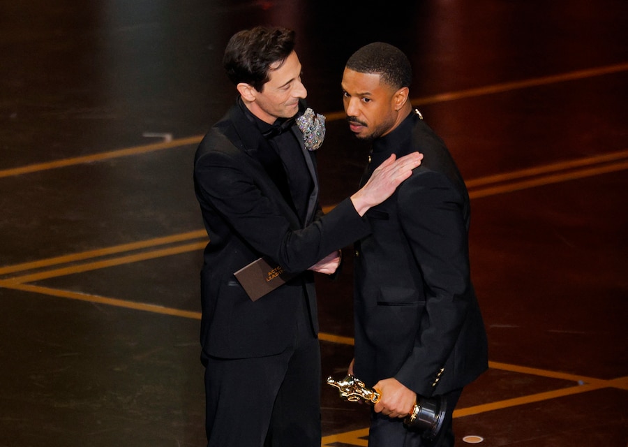 Michael B. Jordan riceve l'Oscar come miglior attore per "Sinners" dalle mani del presentatore Adrien Brody. (REUTERS)