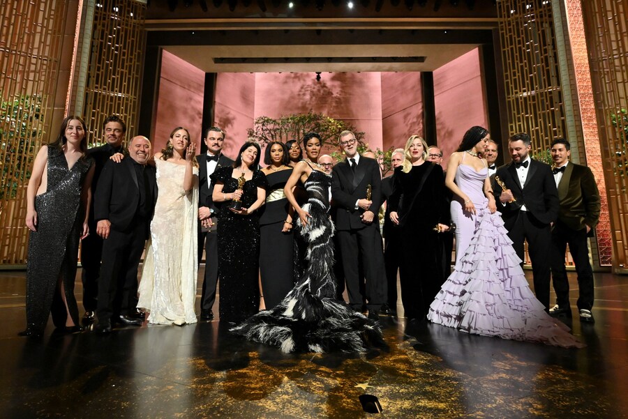 Il regista Paul Thomas Anderson e i membri del cast posano dopo aver vinto l'Oscar al Miglior Film per "One Battle after Another" alla 98ª edizione degli Academy Awards a Hollywood, Los Angeles, California, Stati Uniti, il 15 marzo 2026. (via REUTERS)