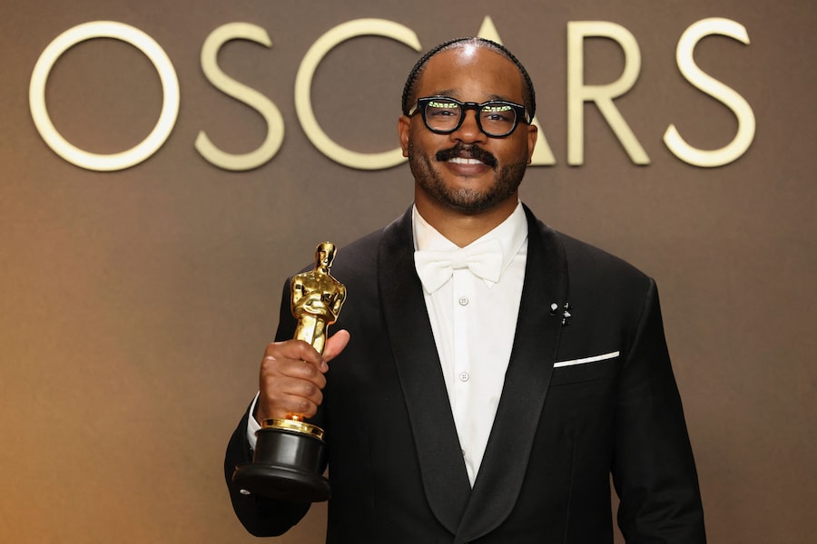 Ryan Coogler posa con l'Oscar alla migliore sceneggiatura originale per "Sinners". (REUTERS)