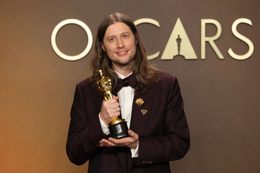 Ludwig Goransson posa con il premio per la Migliore colonna sonora originale assegnato a "Sinners" . (REUTERS)