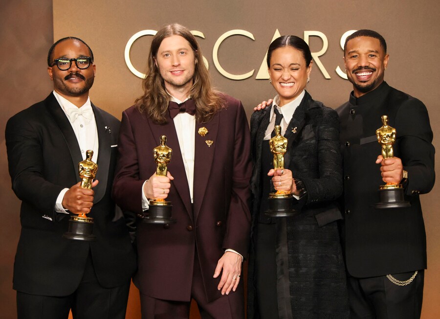 Ryan Coogler, vincitore dell'Oscar alla migliore sceneggiatura originale, Ludwig Goransson, vincitore dell'Oscar alla migliore colonna sonora originale, Autumn Durald Arkapaw, vincitrice dell'Oscar alla migliore fotografia, e Michael B. Jordan, vincitore dell'Oscar come miglior attore, per il film "Sinners". (REUTERS)