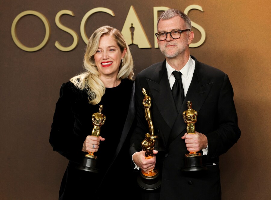 La produttrice Sara Murphy e Paul Thomas Anderson, vincitore degli Oscar per la migliore sceneggiatura non originale e per la migliore regia per "One Battle After Another" – film vincitore dell'Oscar come miglior film – posano insieme nella sala fotografica degli Oscar in occasione della 98ª edizione degli Academy Awards a Hollywood, Los Angeles, California, Stati Uniti, il 15 marzo 2026. (REUTERS)