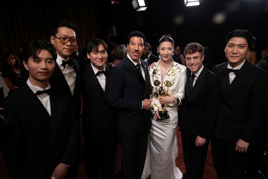 EJAE, Mark Sonnenblick, Joong Gyu Kwak, Yu Han Lee, Hee Dong Nam, Jeong Hoon Seo e Teddy Park posano con l'Oscar alla Migliore Canzone Originale per "Golden", tratta da "KPop Demon Hunters", accanto a Lionel Richie. (via REUTERS)