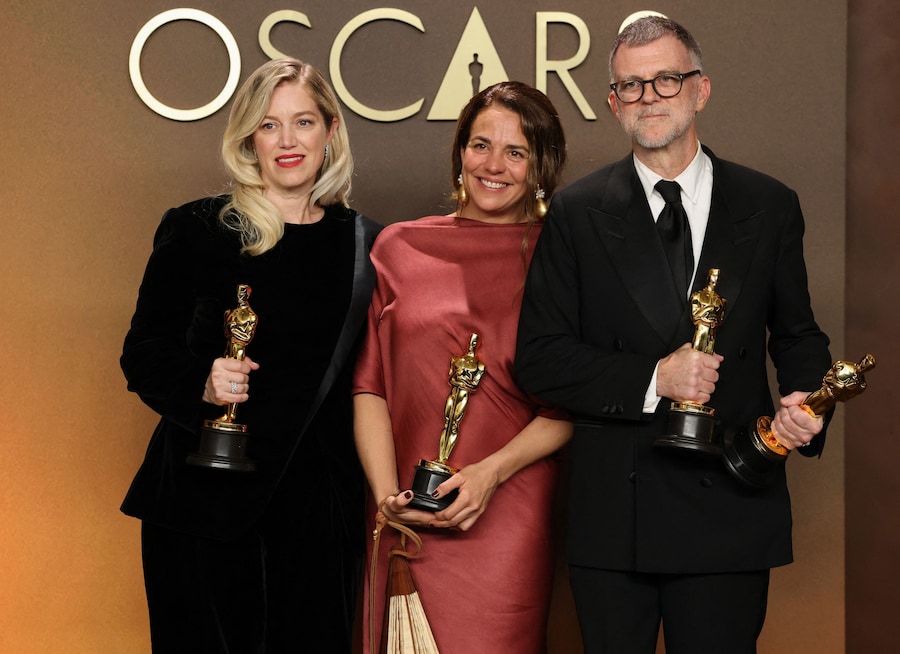 La produttrice Sara Murphy e Paul Thomas Anderson, vincitore degli Oscar per la migliore sceneggiatura non originale e per la migliore regia per "One Battle After Another" – film vincitore dell'Oscar come miglior film – posano con Carmen Ruiz de Huidobro nella sala fotografica degli Oscar in occasione della 98ª edizione degli Academy Awards a Hollywood, Los Angeles, California, Stati Uniti, il 15 marzo 2026. (REUTERS)