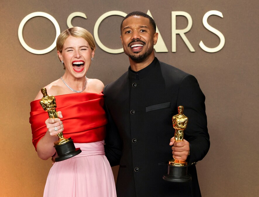 Jessie Buckley, vincitrice dell'Oscar come migliore attrice per "Hamnet", e Michael B. Jordan, vincitore dell'Oscar come miglior attore per "Sinners", posano con i loro premi nella sala fotografica degli Oscar. (REUTERS)