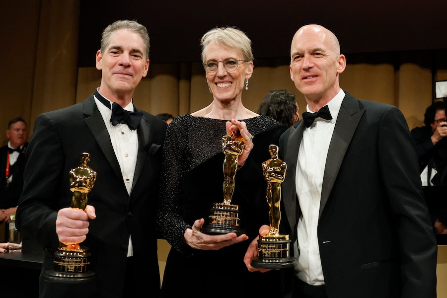 Al Nelson, Gwendolyn Yates Whittle e Gareth John, vincitori dell'Oscar per il miglior sonoro per "F1", posano al Governors Ball dopo la cerimonia degli Oscar. (REUTERS)