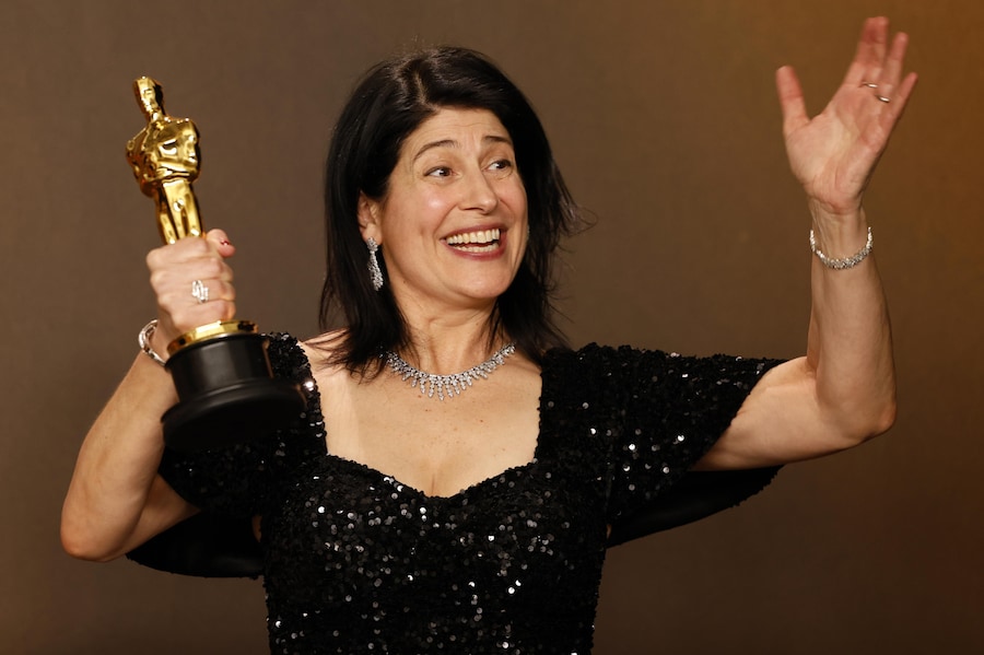 Cassandra Kulukundis posa con il premio per il miglior casting del film «One Battle After Another». (EPA)
