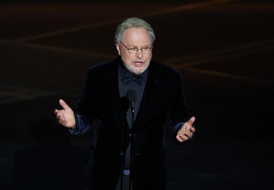 Billy Crystal rende omaggio a Rob Reiner e a sua moglie Michele sul palco durante la 98ª cerimonia annuale degli Oscar. (EPA)