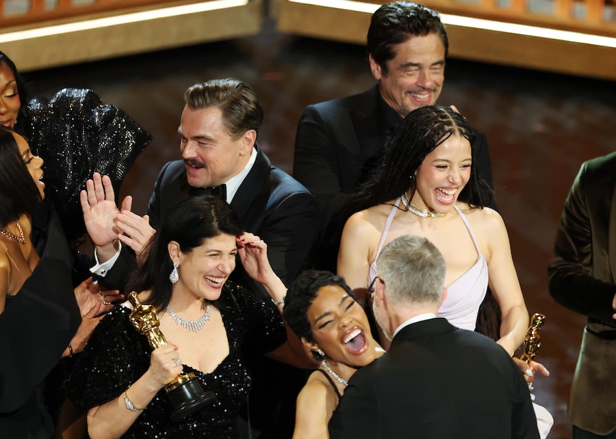 Leonardo DiCaprio (centro sx), Chase Infiniti (centro dx), Paul Thomas Anderson (dx) and hug as producer Sara Murphy (sx) and Teyana Taylor (centro frontale) celebrano la vittoria per l’Oscar al film Una battaglia dopo l’altra. (EPA)