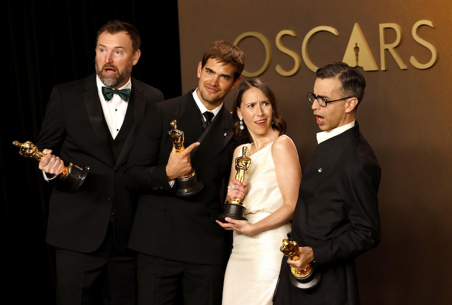 (da sinistra a destra) Jack Piatt, Sam A. Davis, Natalie Musteata e Alexandre Singh posano con i premi per il Miglior cortometraggio di finzione assegnati a «Two People Exchanging Saliva» e «The Singers» (EPA)