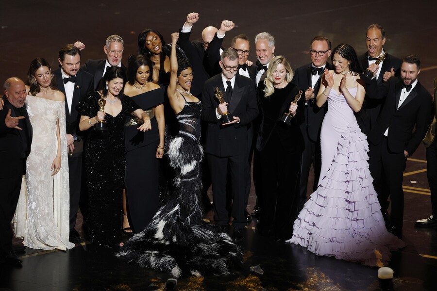 Paul Thomas Anderson (a sinistra) e la produttrice Sara Murphy (al centro a destra) festeggiano sul palco con il cast e la troupe dopo aver vinto l'Oscar al miglior film per "One Battle After Another" durante la 98ª cerimonia degli Academy Awards al Dolby Theatre di Los Angeles, California, USA, il 15 marzo 2026. (EPA)