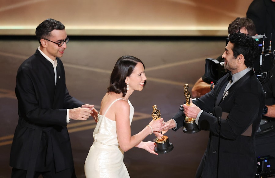 Alexandre Singh (a sinistra) e Natalie Musteata (al centro) sul palco dopo aver vinto l'Oscar per il miglior cortometraggio live action con “Two People Exchanging Saliva”. (EPA)