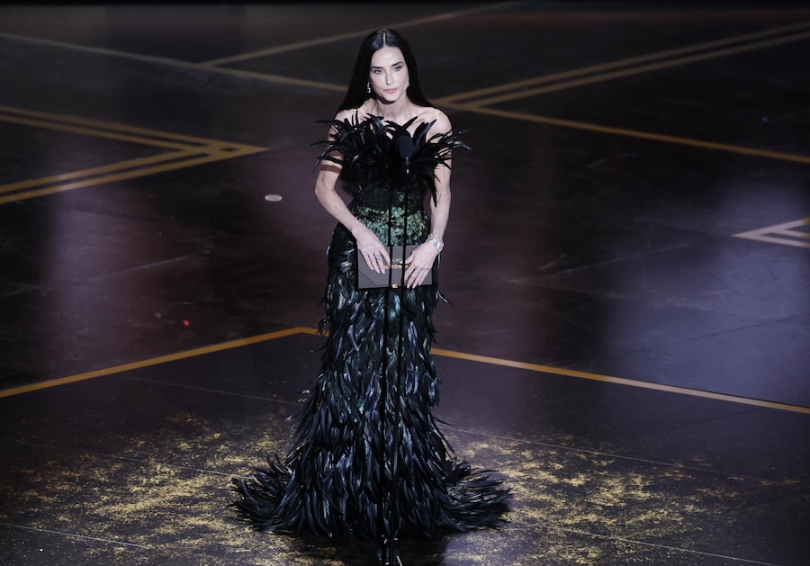 Demi Moore consegna l'Oscar alla migliore fotografia durante la 98ª cerimonia degli Academy Awards al Dolby Theatre di Los Angeles, California, Stati Uniti, il 15 marzo 2026. (EPA)