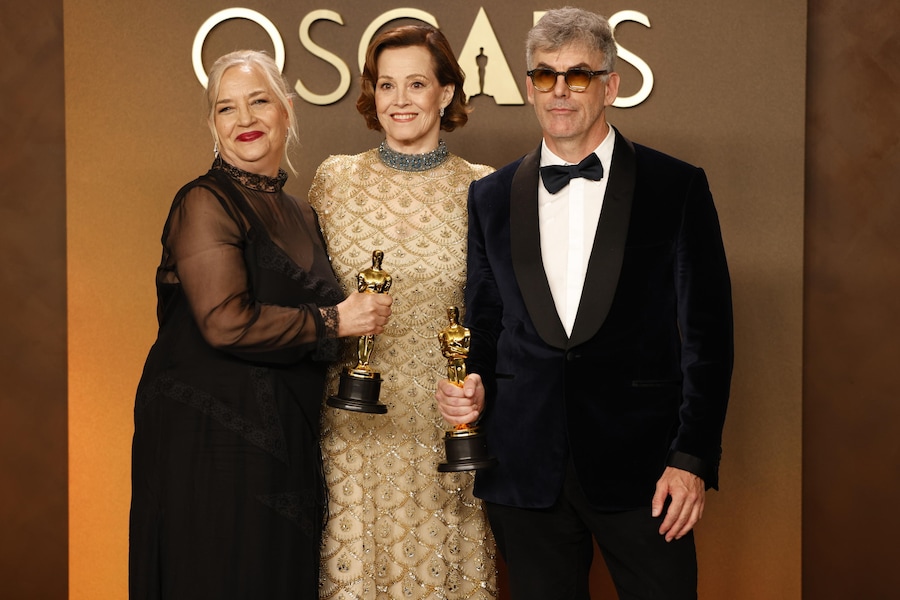 Tamara Deverell e Shane Vieau, insieme a Sigourney Weaver, posano con il premio per la migliore scenografia per il film «Frankenstein». (EPA)