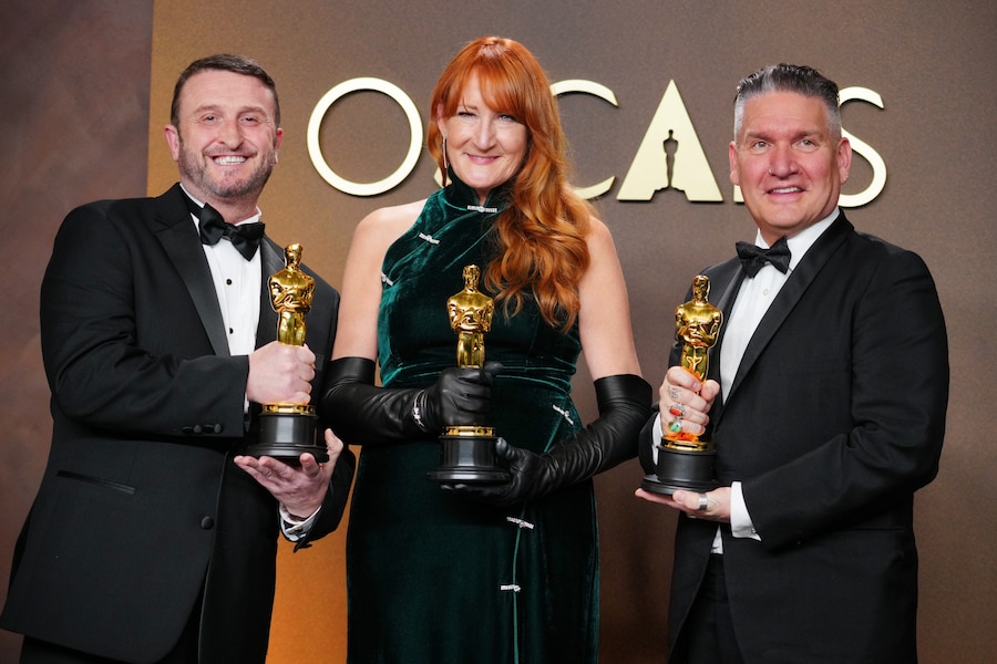 Mike Hill, da sinistra, Cliona Furey e Jordan Samuel, vincitori del premio per il trucco e l'acconciatura del film "Frankenstein". (APN)